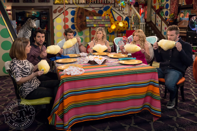 Fuller House – Sezonul 3 / Promo / Postere / Poze Promotionale (Updated)